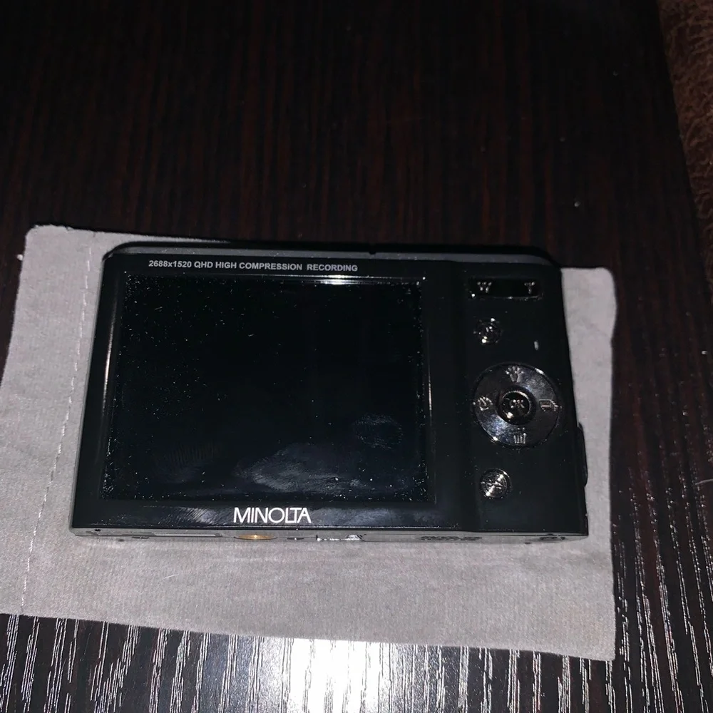 Minolta - MND20 44.0 Megapixel Digital Camera - Black